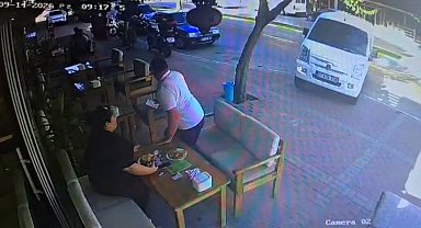 Kafede oturanlara hafif ticari araç çarptı; 1 yaralı
