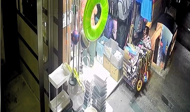 Kağıthane'de çaldığı çantanın 'gelinim beğenmedi' yalanıyla parasını istedi; esnafın dikkatiyle yakalandı