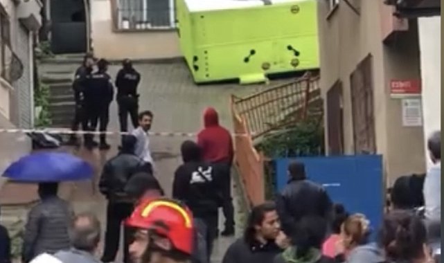 Kağıthane'de eşi 2 aydır eve gelmeyince çatıya çıktı; polis ikna etti