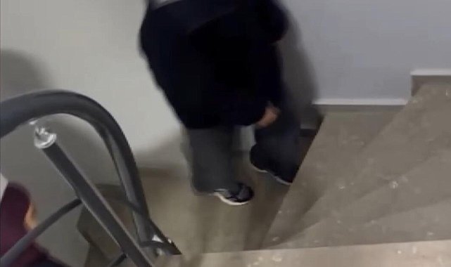 Kağıthane'de kapıları yoklarken ev sahibine yakalandılar; kaçarken çıkışı şaşırdılar