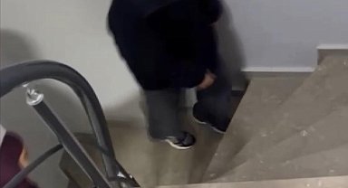 Kağıthane'de kapıları yoklarken ev sahibine yakalandılar; kaçarken çıkışı şaşırdılar