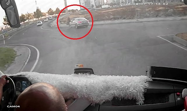 Kaldırımda yürürken otomobilin çarptığı anne ve 2 çocuğu yaralandı; kaza kamerada