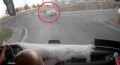 Kaldırımda yürürken otomobilin çarptığı anne ve 2 çocuğu yaralandı; kaza kamerada
