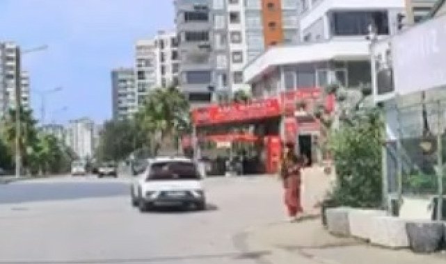 Kaldırımda yürüyen yaya, el freni çekilmeyen otomobilin altında kalmaktan son anda kurtuldu; o anlar kameraya yansıdı