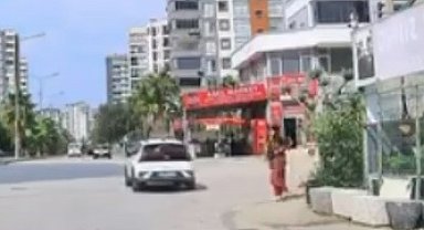 Kaldırımda yürüyen yaya, el freni çekilmeyen otomobilin altında kalmaktan son anda kurtuldu; o anlar kameraya yansıdı