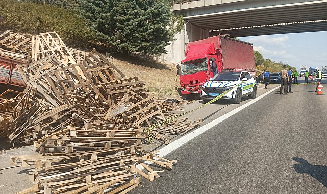 Kamyon arızalandığı için emniyet şeridine çekilen kamyonete çarptı; 1 ölü, 1 ağır yaralı