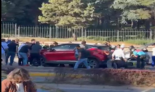 Kamyonete çarpan motosikletin sürücüsü arkadan gelen otomobilin altında kaldı
