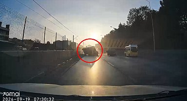 Kamyonetin çarptığı hafif ticari araç, otomobilin üstüne devrildi; kaza kamerada