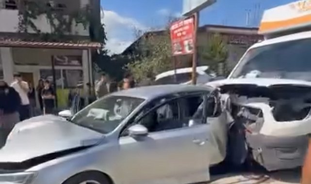 Kamyonetin, otomobile çarptığı kaza kamerada; 2 yaralı