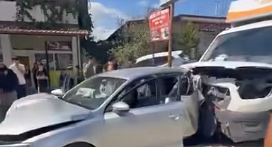Kamyonetin, otomobile çarptığı kaza kamerada; 2 yaralı