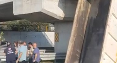 Kamyonun açılan damperi, köprüye takıldı