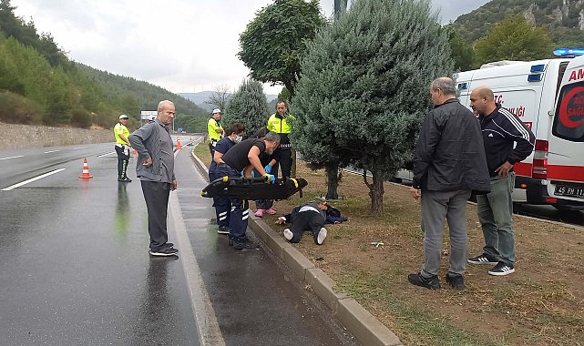 Karayoluna duba yerleştiren görevliye otomobil çarptı