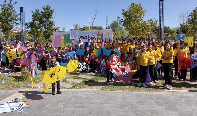 Kars'ta uçurtmalar Gazze'deki çocuklar için gökyüzüne bırakıldı
