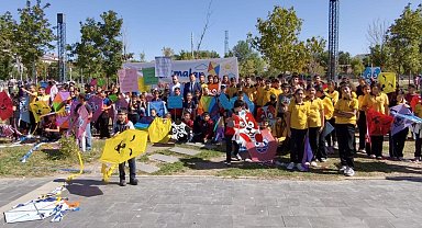 Kars'ta uçurtmalar Gazze'deki çocuklar için gökyüzüne bırakıldı