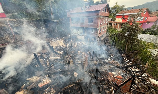Kastamonu'da 2 katlı ahşap evde yangın