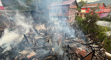Kastamonu'da 2 katlı ahşap evde yangın