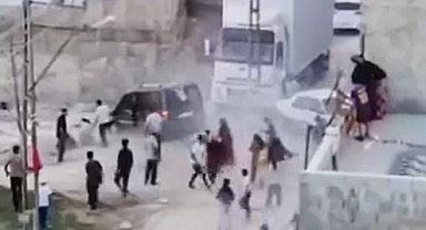 Kavgada kalabalığın arasına aracıyla daldı