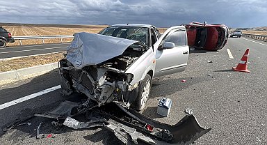 Kaza yapan otomobile başka otomobil çarpıp takla attı; 4 yaralı