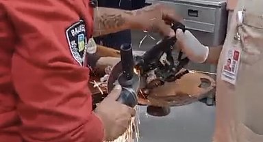 Kazada motosiklet sürücüsünün ayağına demir parçası saplandı