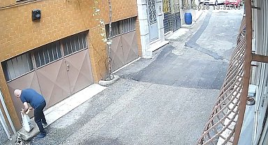 Kedilerin mama kaplarını çöpe atıp, sularını döken baba-oğul kamerada