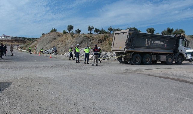 Kilis'te hafif ticari araç ile hafriyat kamyonu çarpıştı; 3 ağır yaralı