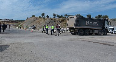 Kilis'te hafif ticari araç ile hafriyat kamyonu çarpıştı; 3 ağır yaralı
