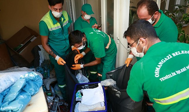 Kötü koku yayılan evden 2 kamyon çöp çıktı