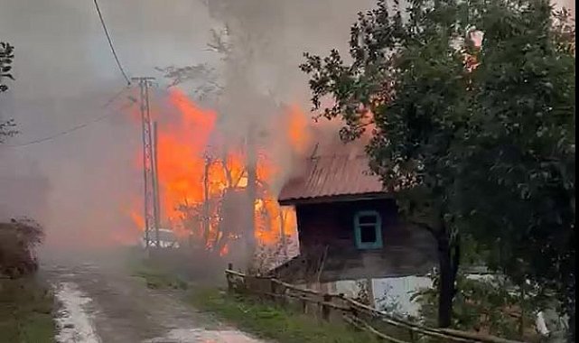 Köyde, evde çıkan yangın bitişiktekilere de sıçradı