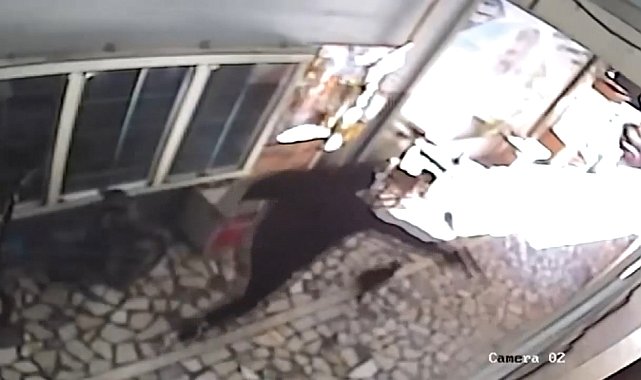 Küçükçekmece'de iş yerine silahlı saldırı düzenleyen şüphelinin yakalandığı anlar kamerada