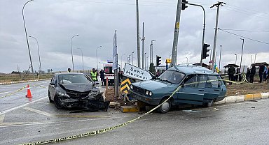 Kütahya'da iki otomobilin çarpıştığı kaza kamerada; 2 ölü, 8 yaralı
