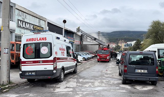 Kütahya'da oto galerinin çatısı yandı