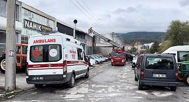 Kütahya'da oto galerinin çatısı yandı