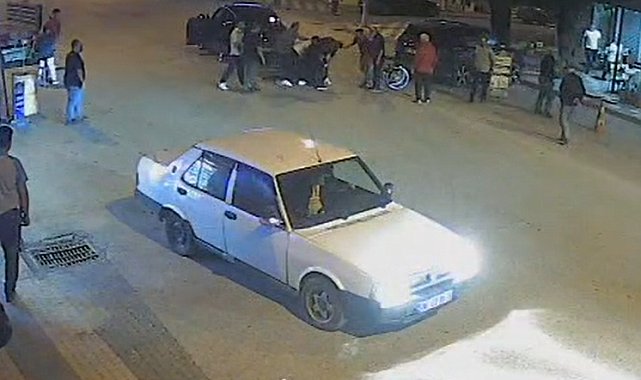 Laf atma tartışmasında tekme- yumruk dövüldü; o anlar kamerada