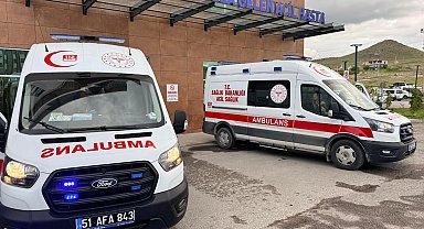 Lastiği patlayan minibüs şarampole devrildi; 5 yaralı