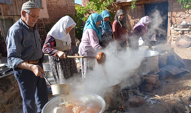Manisa'da geleneksel yöntemlerle 3 günlük pekmez mesaisi