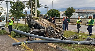 Manisa'da takla atan otomobilin sürücü ağır yaralandı