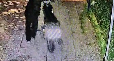 Maskeli hırsızların evin avlusudaki motorsikleti çaldığı anlar kamerada