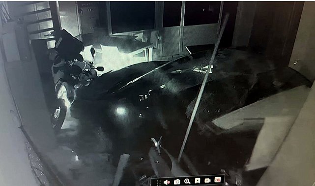 Mersin'de otomobil iş yerine daldı