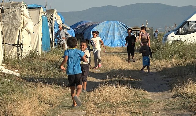 Mevsimlik işçiler tarlada, çocukları oyunda