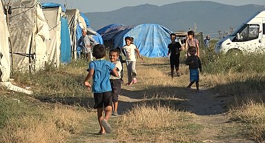 Mevsimlik işçiler tarlada, çocukları oyunda