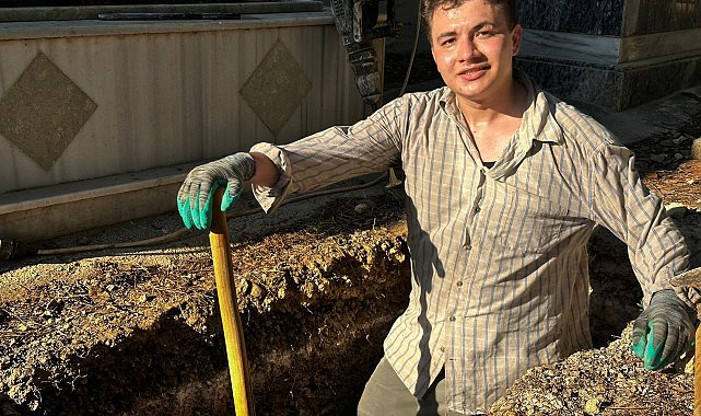 Mezarcılık yapan babasına yardım edip üniversite harçlığını çıkarıyor