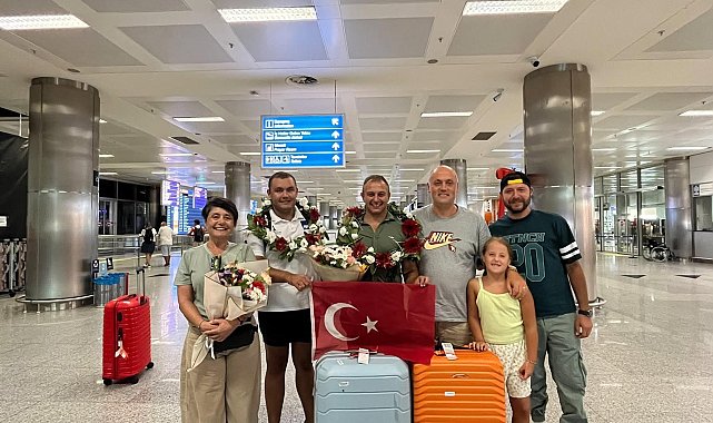 Milli yüzücü Tuna Tunca'ya coşkulu karşılaşama