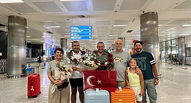 Milli yüzücü Tuna Tunca'ya coşkulu karşılaşama