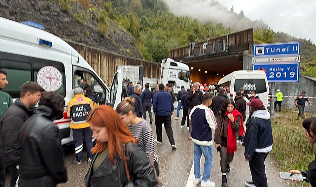 Minibüs ile TIR çarpıştı: 1 ölü, 11 yaralı