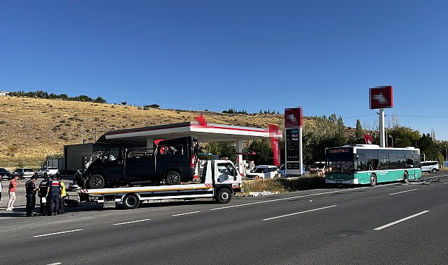 Minibüs, özel halk otobüsüne çarptı: 3 yaralı