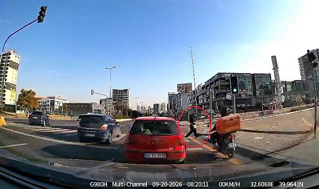 Motosikletin yayaya çarptığı kaza kamerada: 2 yaralı