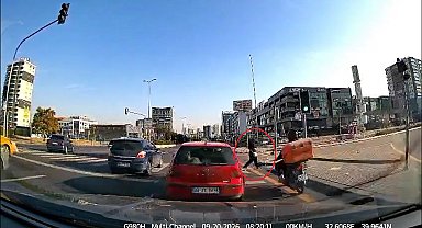 Motosikletin yayaya çarptığı kaza kamerada: 2 yaralı