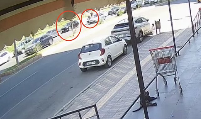 Motosikletiyle park halindeki otomobilin açılan kapısına çarpıp kamyonun altında kalan sürücü öldü