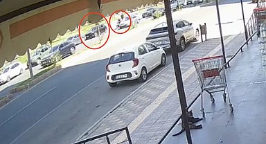 Motosikletiyle park halindeki otomobilin açılan kapısına çarpıp kamyonun altında kalan sürücü öldü