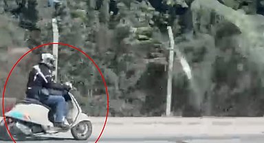 Motosikletiyle ters yönde ilerleyip trafiği tehlikeye attığı anlar kamerada